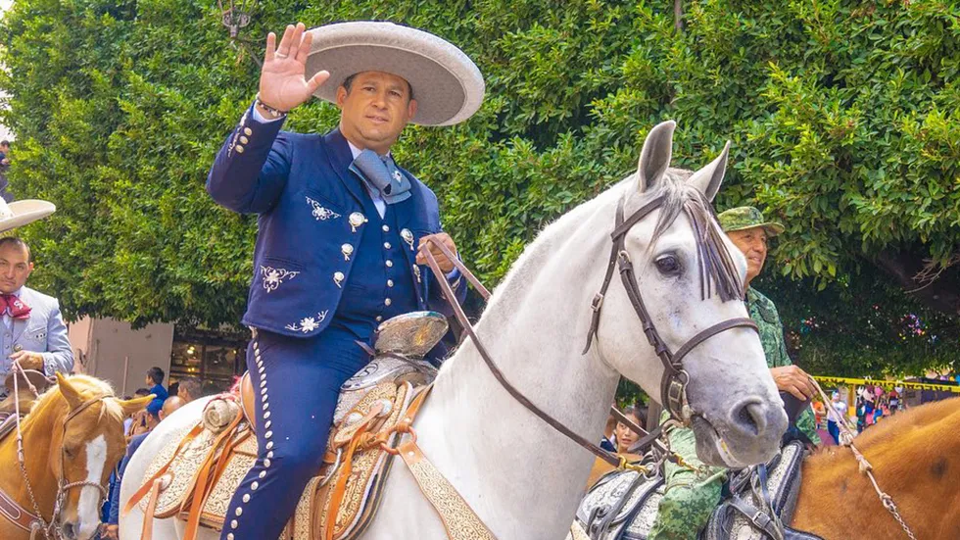 Diego Sinhue, gobernador de Guanajuato sufre caída de caballo