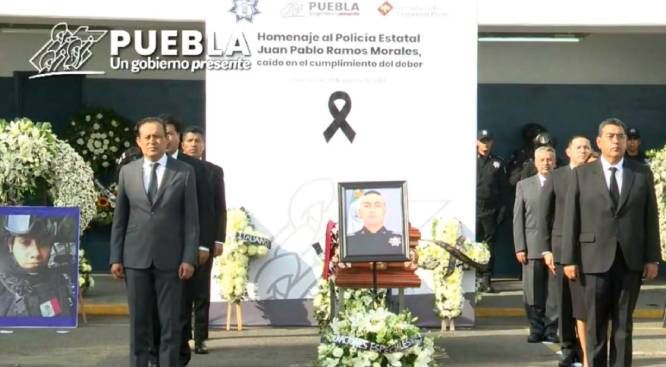 Céspedes encabeza homenaje póstumo a policía abatido tras balacera en Xoxtla