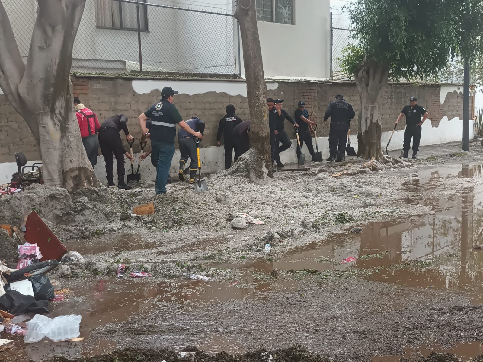Continúan labores de limpieza en colonias de Puebla tras granizada