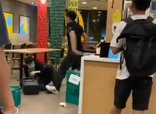 VIDEO Cliente de McDonalds golpea a trabajador porque le pidió usar cubrebocas