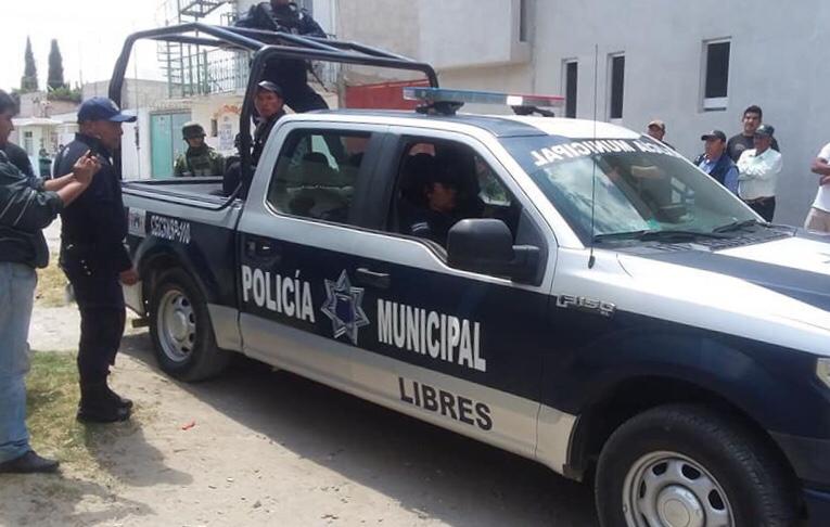 Se lían a golpes vecinos contra policías en Libres