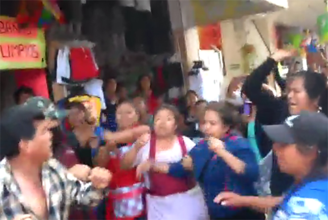 VIDEO Ambulantes y personal de Mercados en Tehuacán se lían a golpes