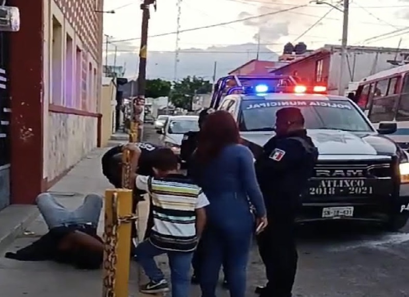 Golpean a hombre en colonia de Atlixco