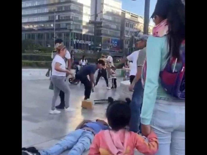 VIDEO Así fue la agresión a un hombre afuera de Bellas Artes