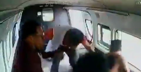 VIDEO Dan golpiza usuarios del transporte público a ladrón