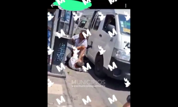Usuario golpea a conductor de transporte público en Puebla capital