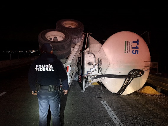 Góndola termina volcada en la autopista Puebla - Orizaba