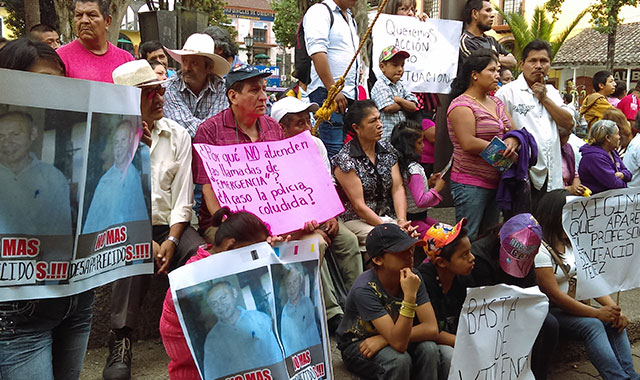 Decenas marchan en Huauchinango por desaparición de maestro