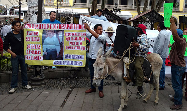 Decenas marchan en Huauchinango por desaparición de maestro