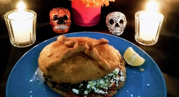 Conoce las gorditas de chicharrón con forma de pan de muerto