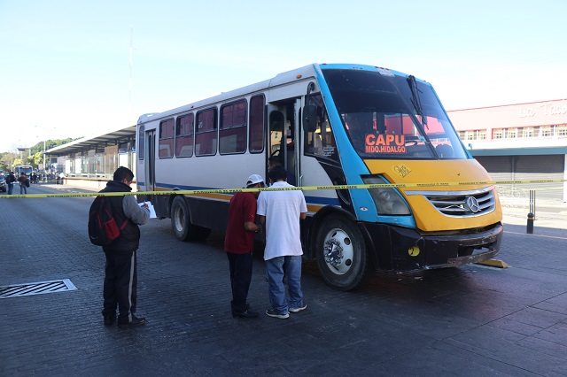 Chofer de Galgos del Sur se ahorca con tubos de su microbús en Puebla