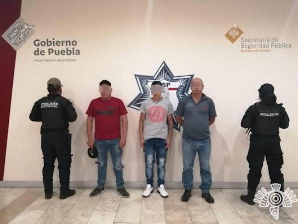 Detienen a tres colombianos operadores del sistema gota a gota en Huauchinango