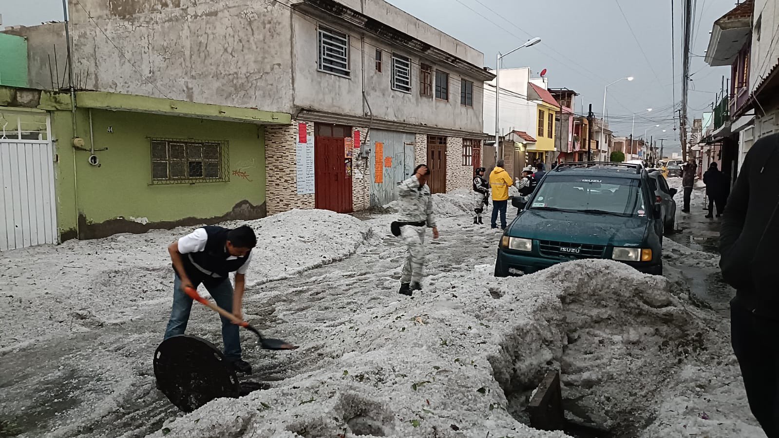 VIDEO Autos varados quedaron en el bulevar Hermanos Serdán