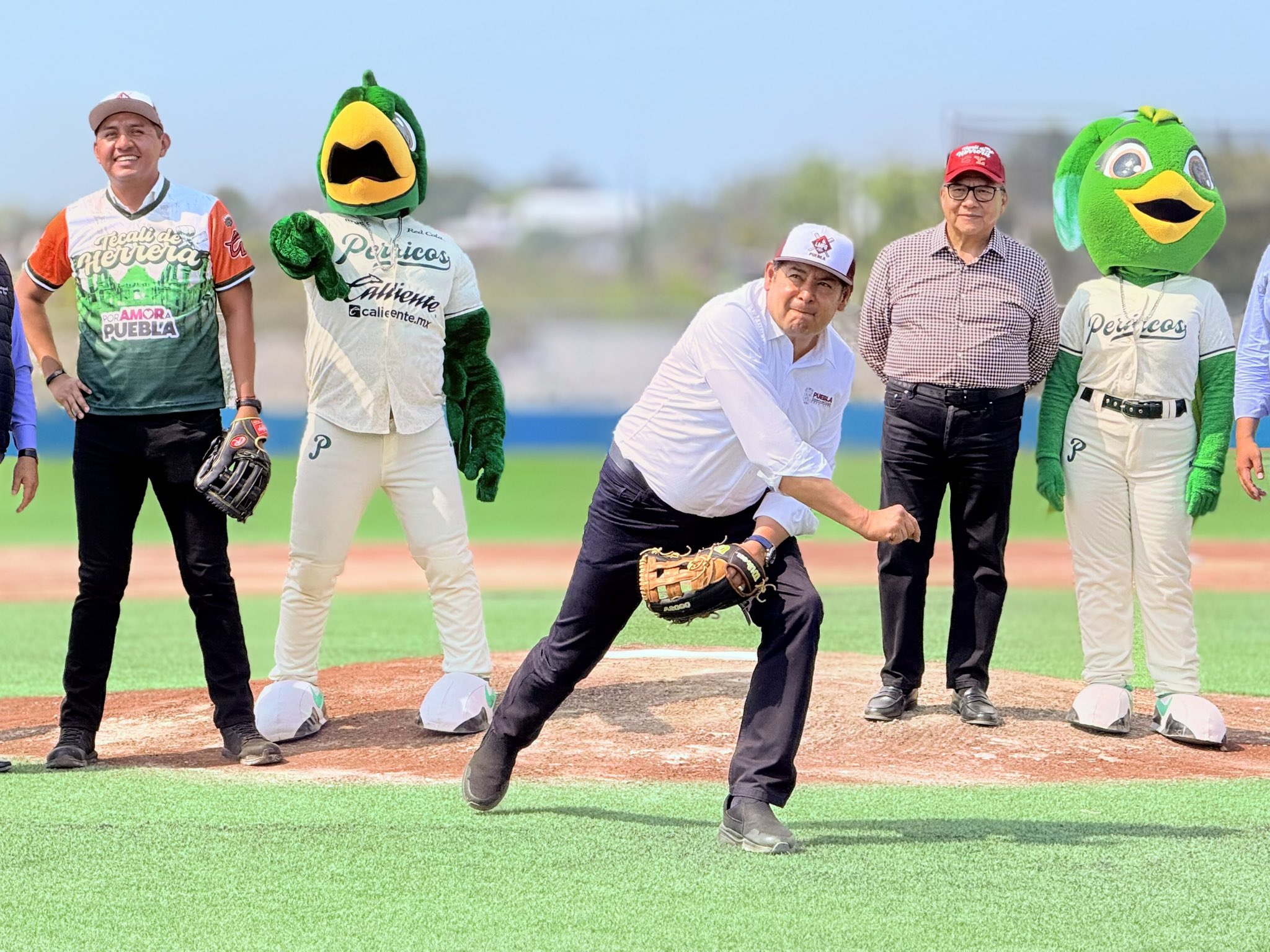 VIDEO Armenta canta Playball en la Liga Metropolitana AA de Puebla