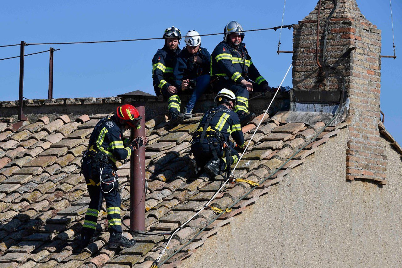 VIDEO Colocan en la Capilla Sixtina la chimenea para el cónclave