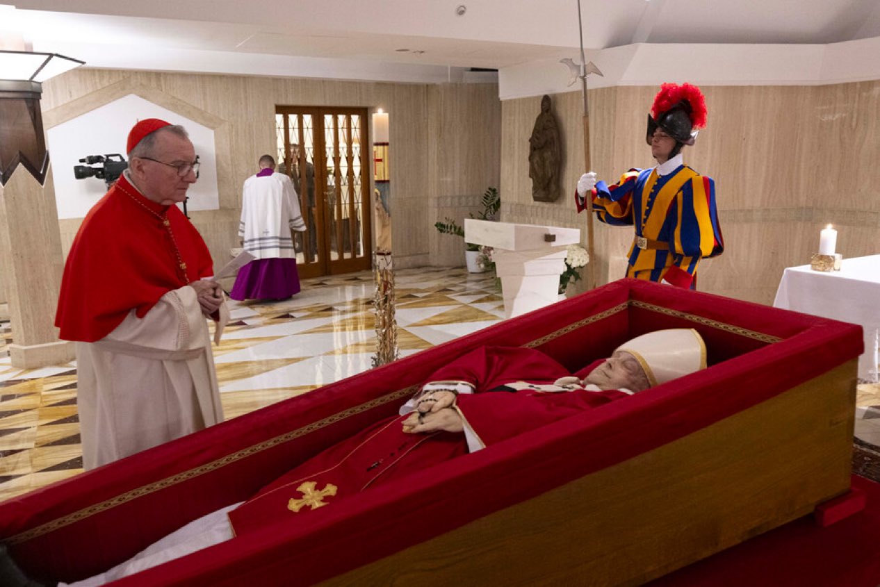 Vaticano difunde primeras imágenes del Papa en su ataúd