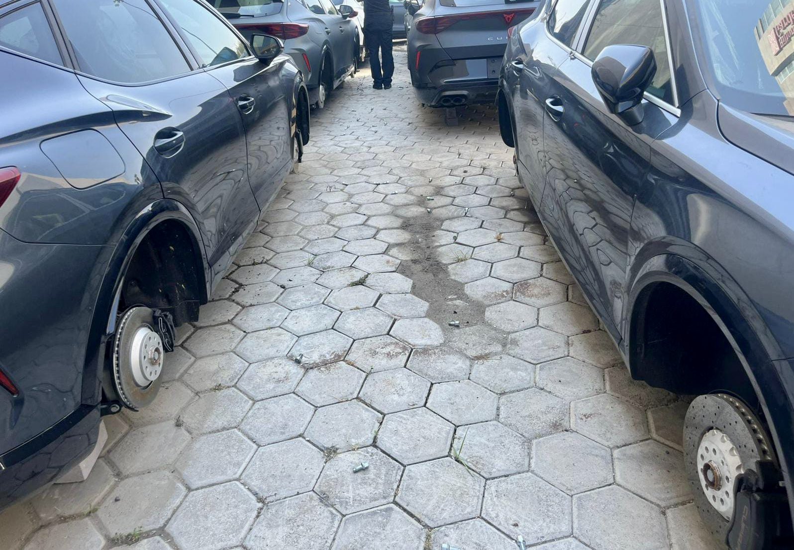 Robo millonario, desvalijan llantas a autos de la agencia Cupra