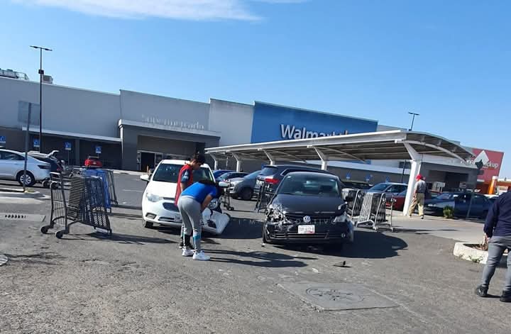 No por favor, chocan en el estacionamiento de Walmart de Calzada Zaragoza