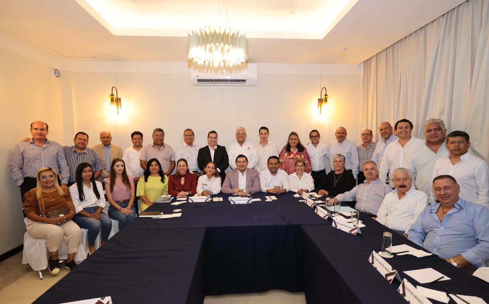 Alejandro Armenta se reúne con empresarios y alcaldes electos de la región de Tehuacán