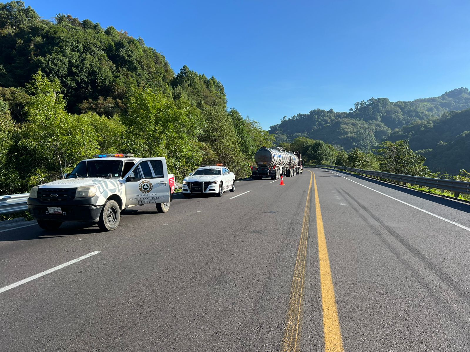 Cierran tramo de autopista México-Tuxpan por volcadura de autotanque 