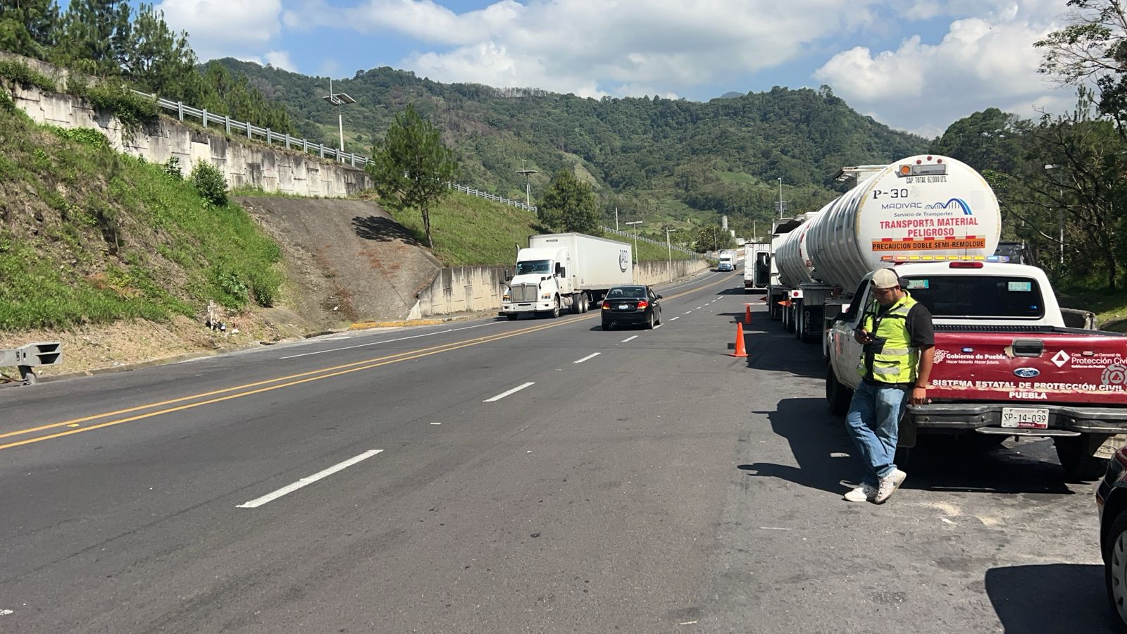 Liberan la autopista México-Tuxpan tras volcadura