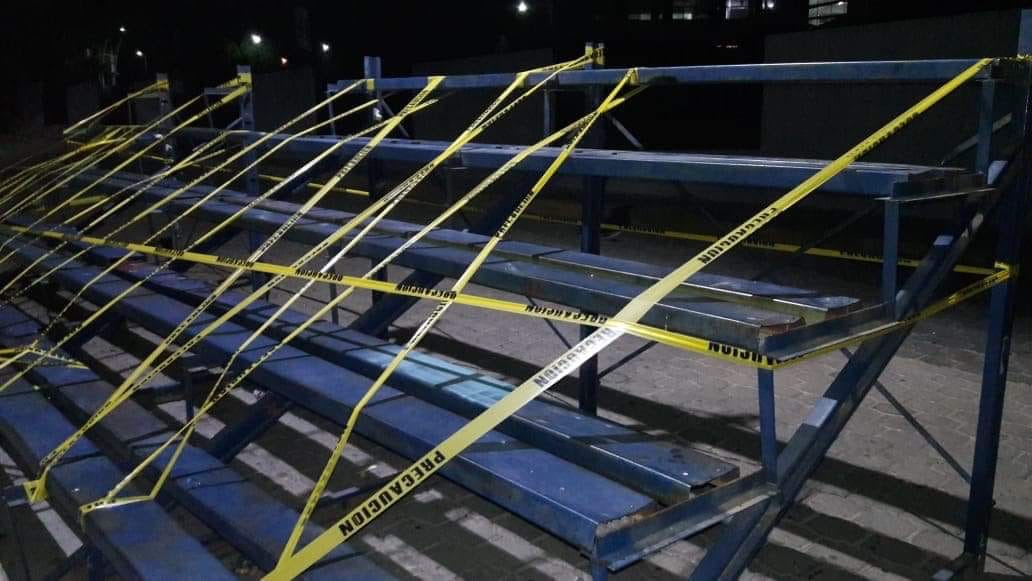 A pesar de accidente no remueven gradas de vía pública en Atlixco