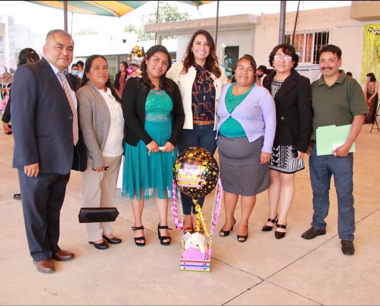 Apadrina Angélica Alvarado a estudiantes de bachillerato