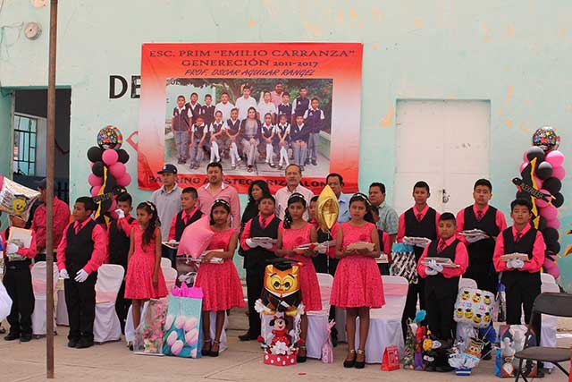 Dedican ceremonia de graduación a maestro desaparecido en Acatlán