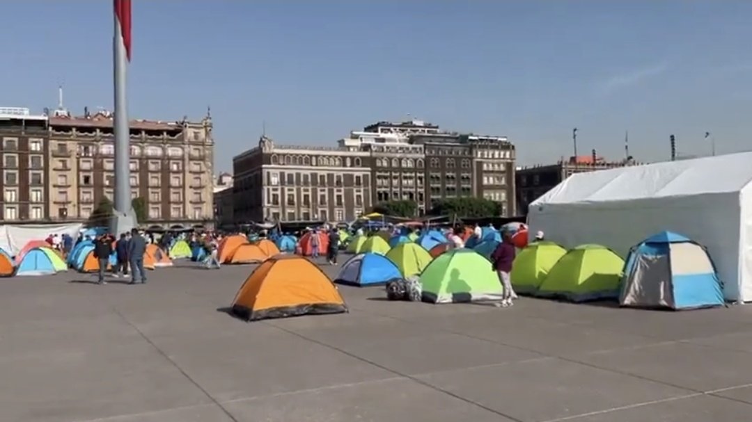 CNTE lleva a cabo plantón en el Zócalo de la CDMX