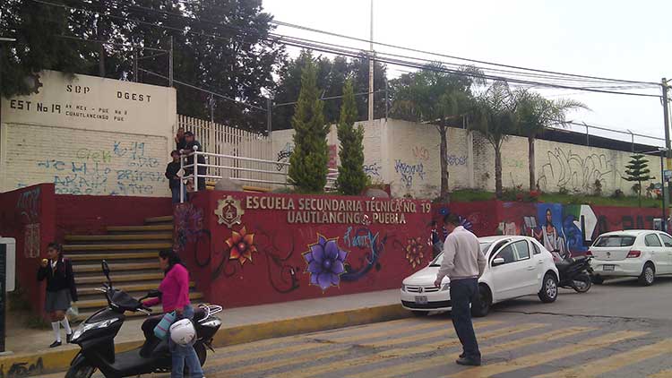 Grafitean fachada de Secundaria Técnica en Cuautlancingo