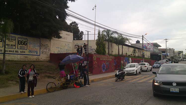Grafitean fachada de Secundaria Técnica en Cuautlancingo