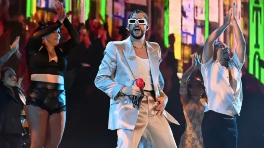 Bad Bunny encabeza pelea por los Latin Grammy 2022
