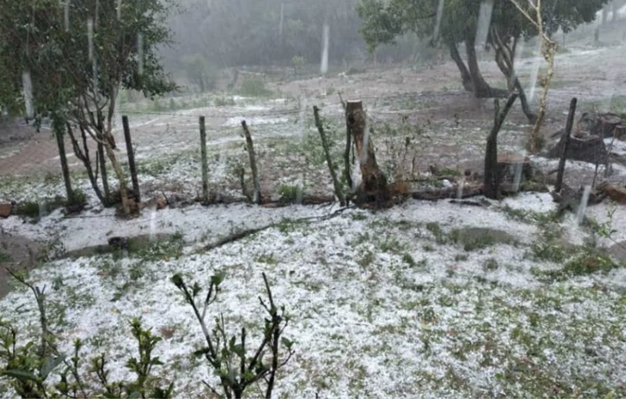 Fuerte granizada sorprende a automovilistas en Mazapiltepec