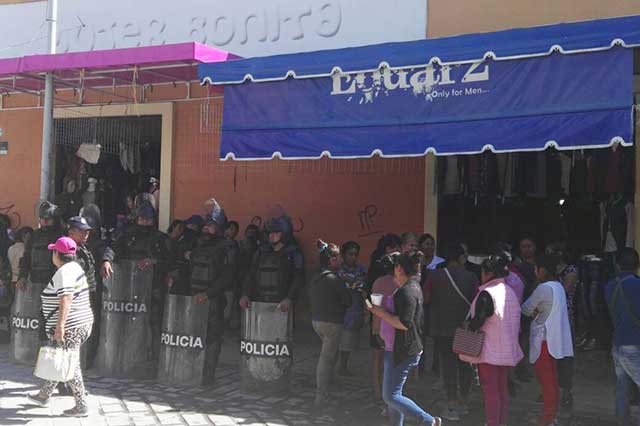 Granaderos impiden instalación de ambulantes en Tehuacán