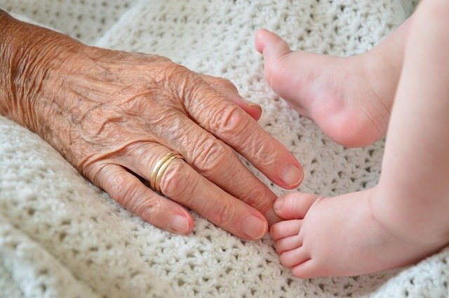Critican a abuelita que cobra 180 pesos por hora para cuidar a su nieto