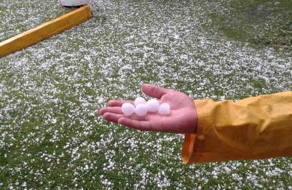 Grandes bolas de granizo afectan cultivos en Tepeaca