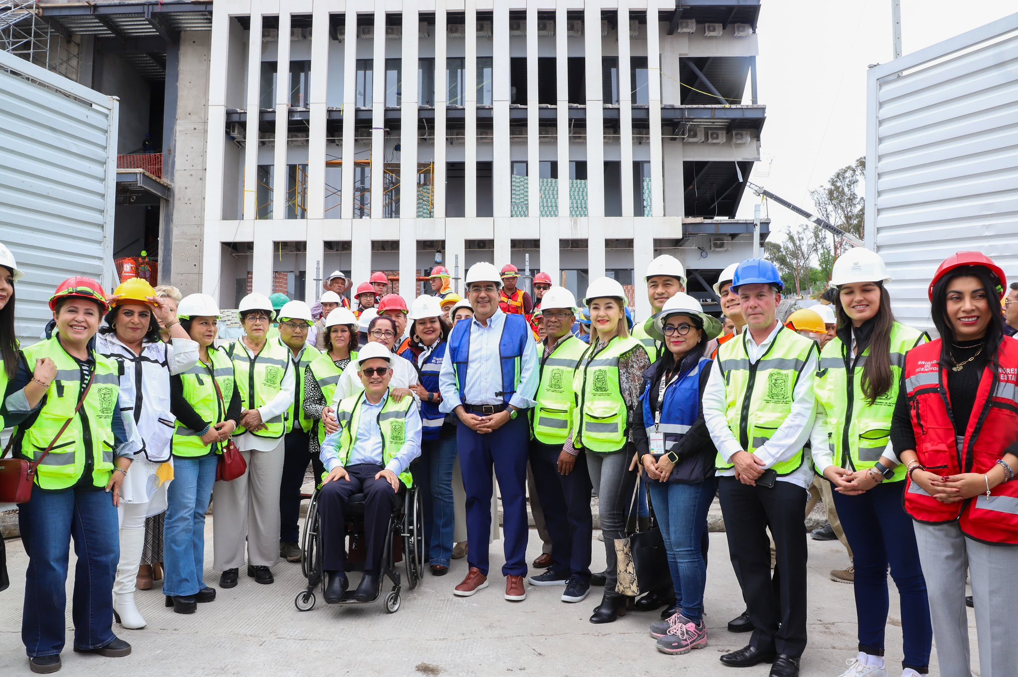 Céspedes y diputados visitan construcción de la nueva sede del Congreso 
