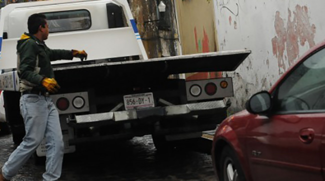 Con todo y grúa, ladrón intentó robar auto en la colonia Patrimonio