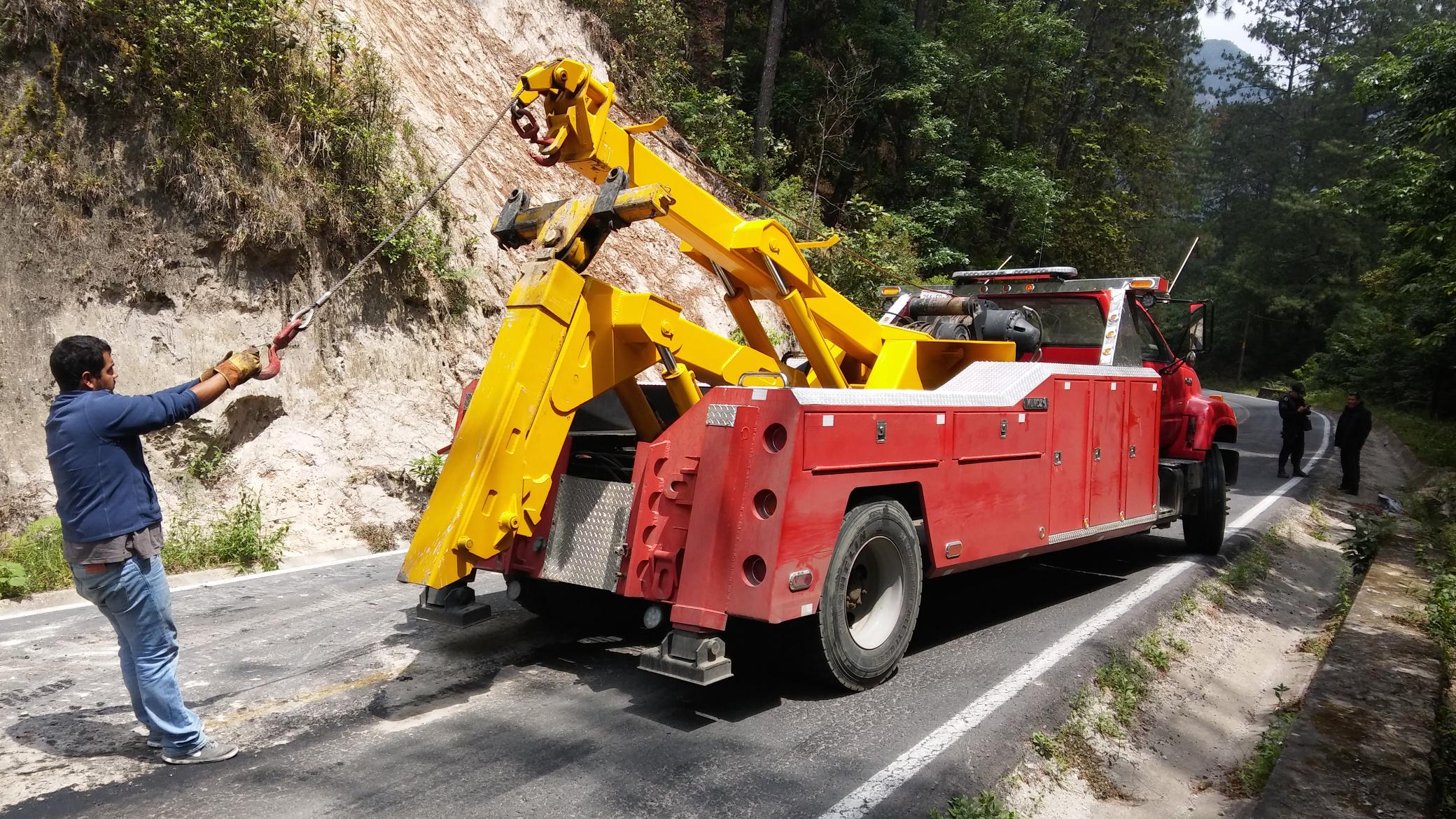 Denuncian cobros excesivos por parte de grúas en Zacapoaxtla