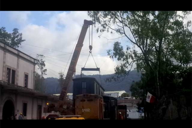 Grúas Bretón y Grupo Industrial HL provocan daño a vagón de tren en Teziutlán