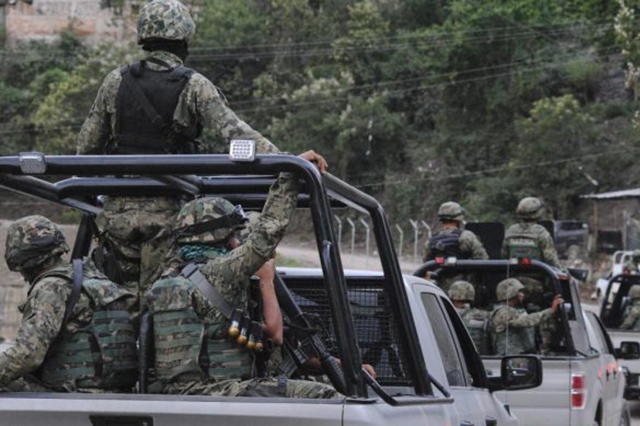 VIDEO Militares recorren la federal a Tehuacán para inhibir asaltos