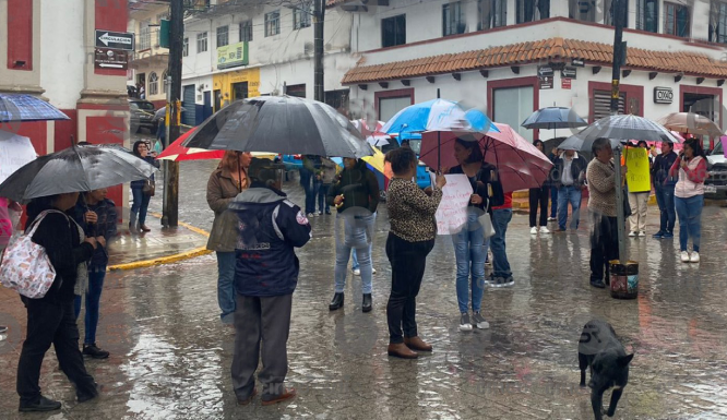Protestan frente a alcaldía de Tetela por falta de agua