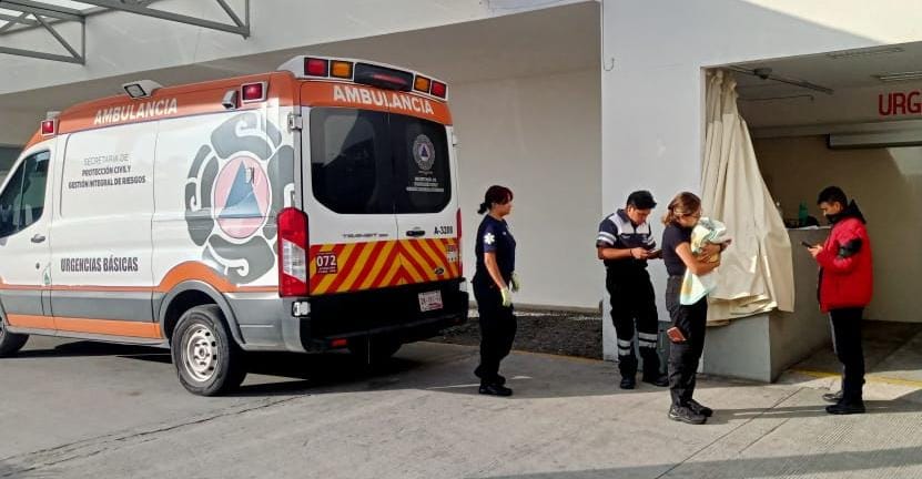 Mujer no alcanza a llegar al hospital y da luz en su casa en Puebla