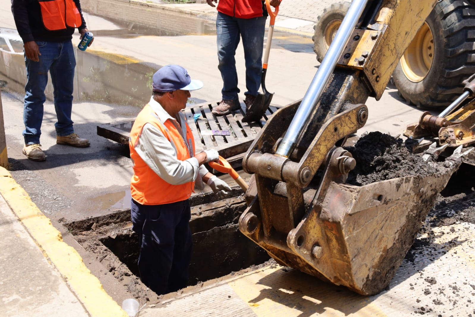 Inicia desazolve y limpieza de alcantarillas en Coronango
