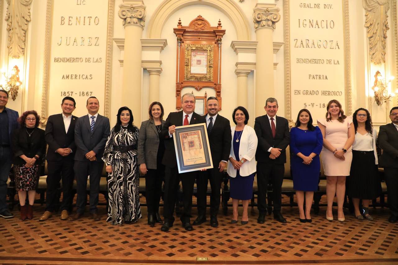 Entregan Cédula Real a abogado Ernesto Ramírez López