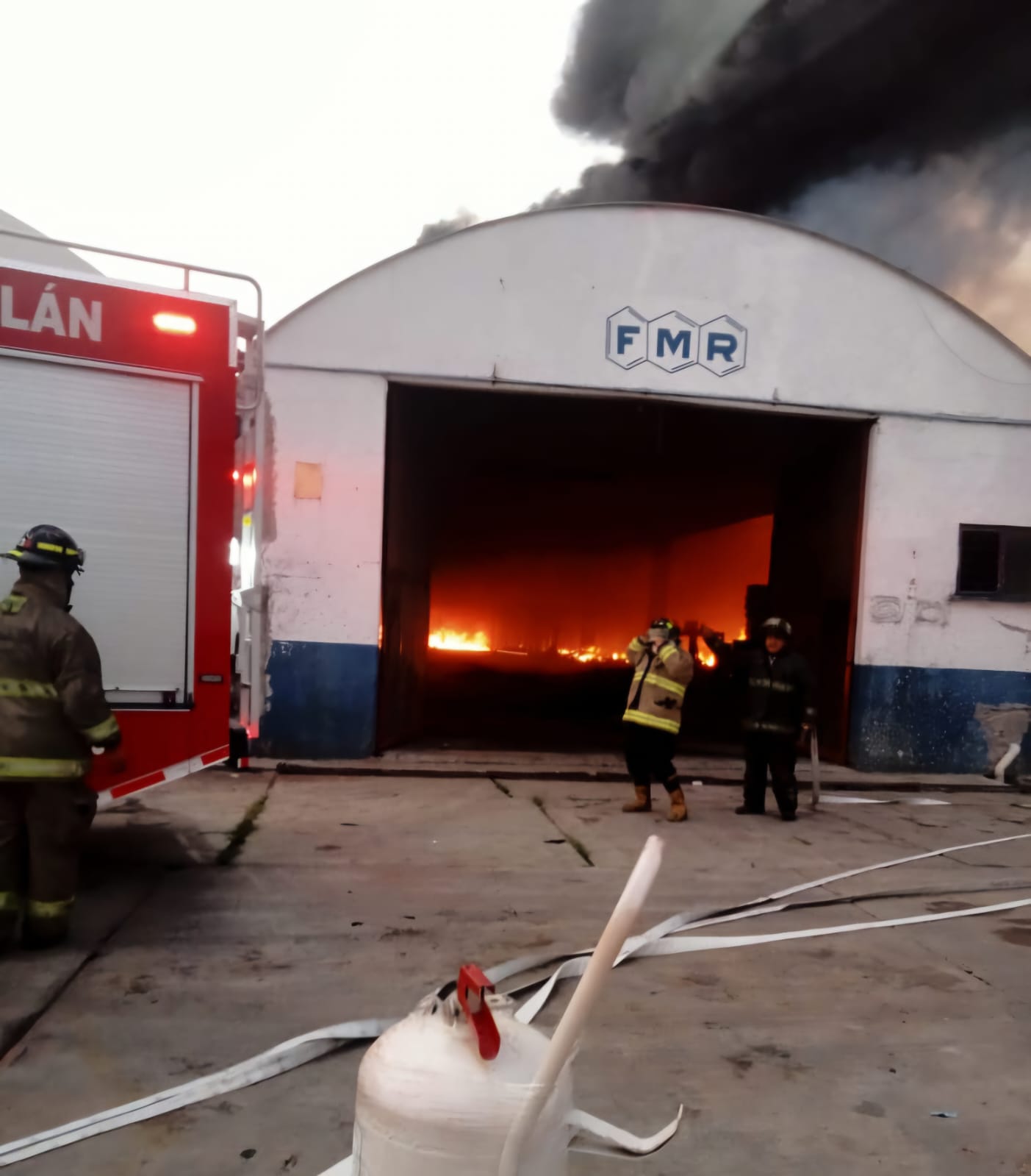 Reportan fuerte incendio en una fábrica de Tultitlán, Estado de México