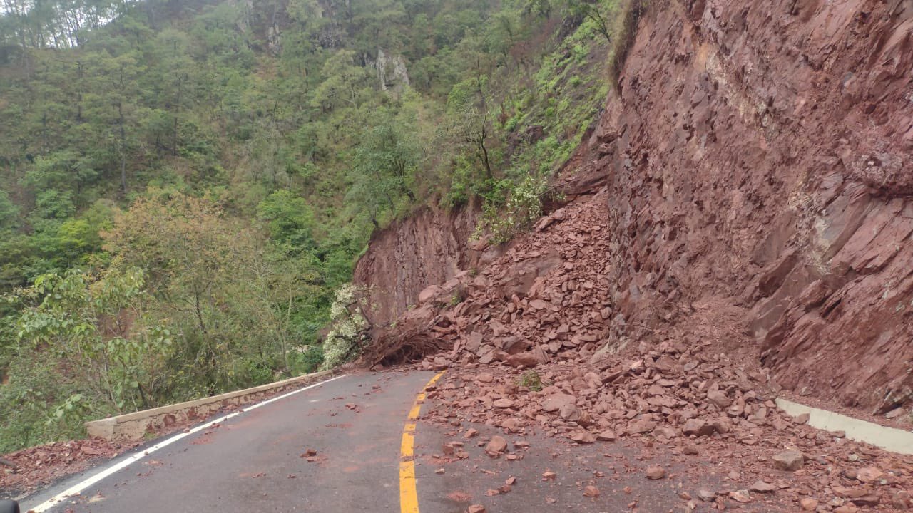 Se registra derrumbe de rocas en la carretera Tepango de Rodríguez-Tlamanca