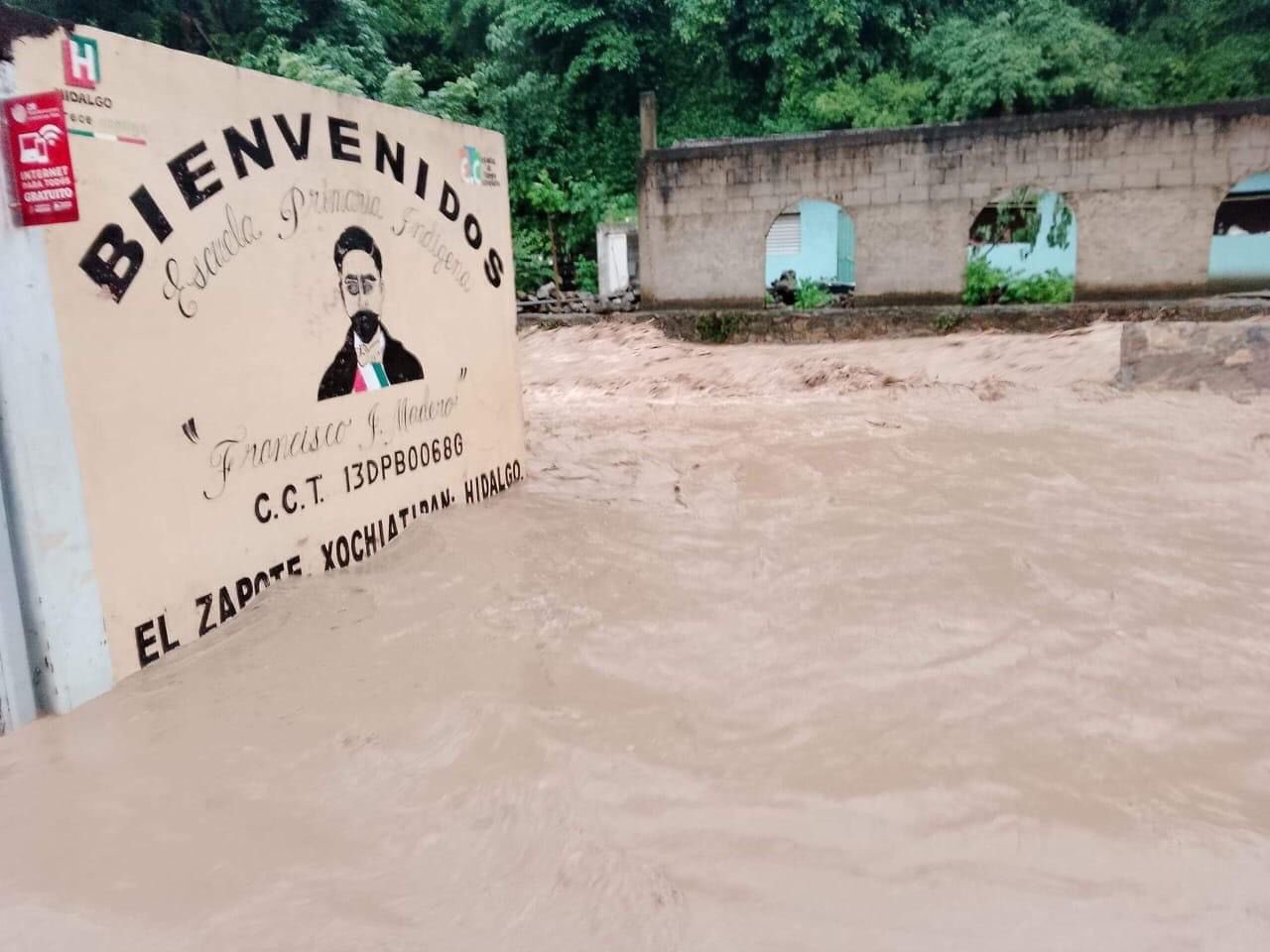 Desbordamiento de arroyo provoca inundaciones en Hidalgo