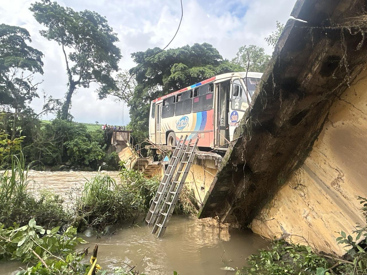 Colapsa puente en Veracruz, mientras lo cruzaba un autobús; hay un muerto