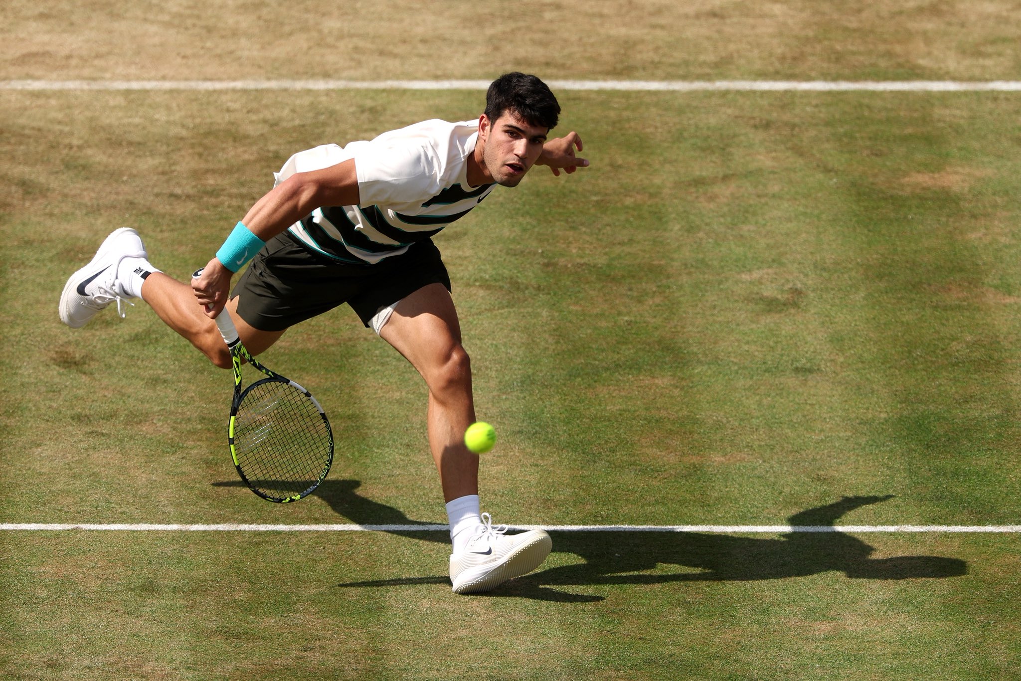 Carlos Alcaraz arranca con victoria en primera ronda del ATP 500 de Queen’s en Londres